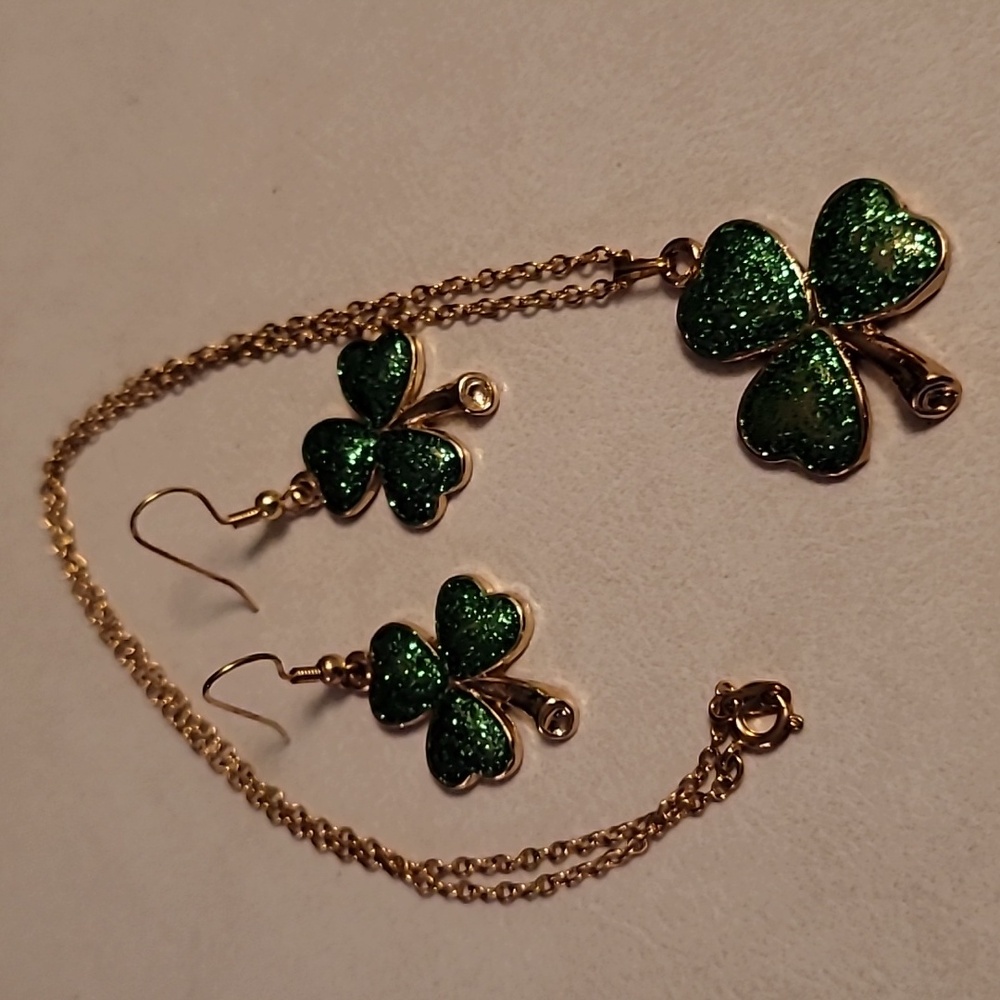 Sparkling clover necklace set- 16" chain, gold color,very fun real eye catching